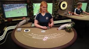 Dealer roulette cor118 melakukan putaran live dengan feed video multi-kamera